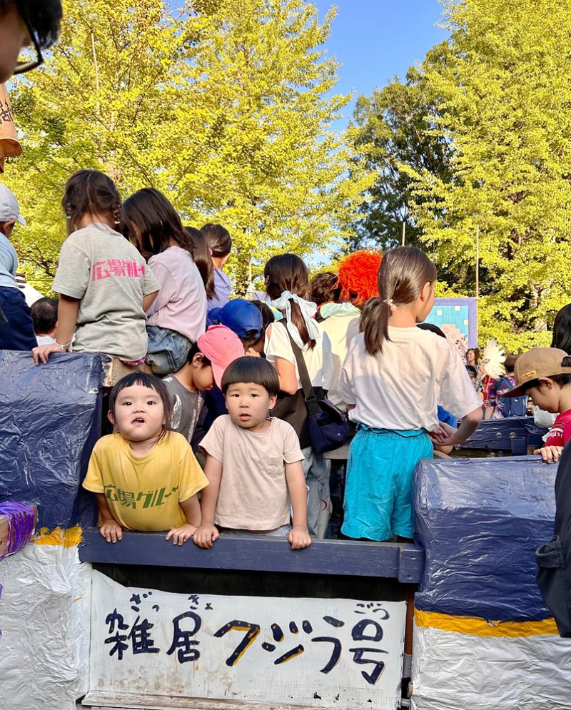 山車に乗る子どもたち